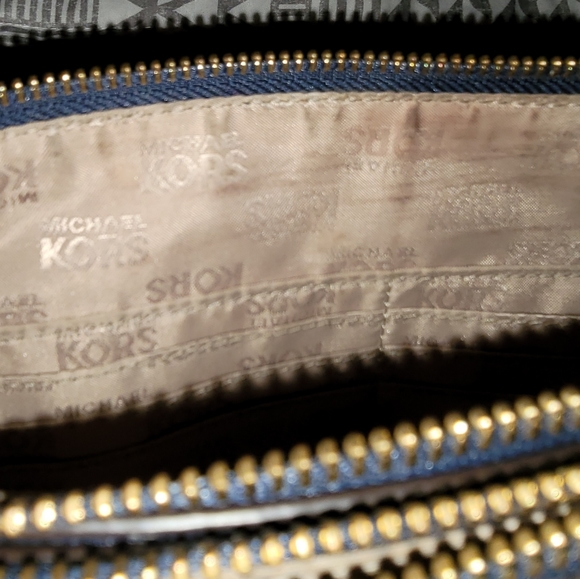 Small E/W Michael Kors Double Zip Crossbody in Navy - Picture 4 of 11